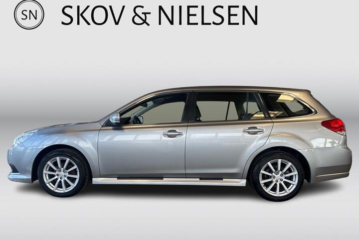Sølv Subaru Legacy fra 2010 set udefra