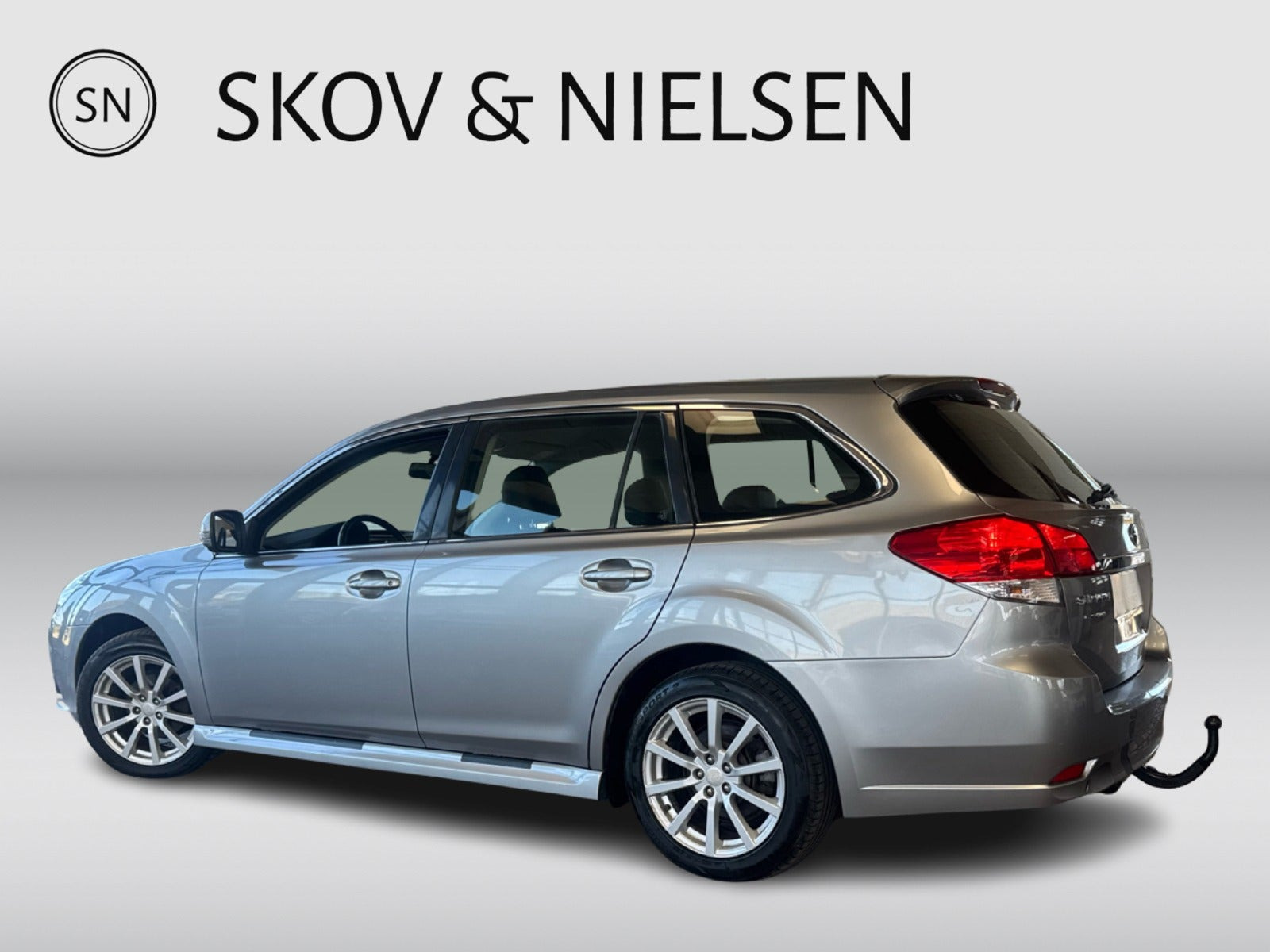 Sølv Subaru Legacy fra 2010 set udefra