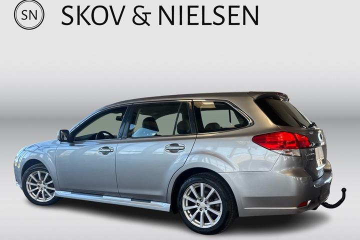 Sølv Subaru Legacy fra 2010 set udefra