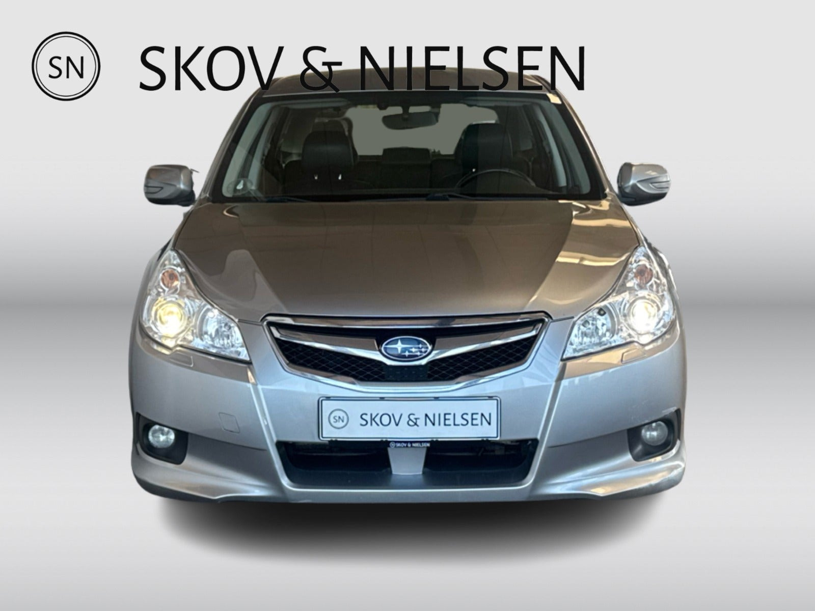 Sølv Subaru Legacy fra 2010 set udefra