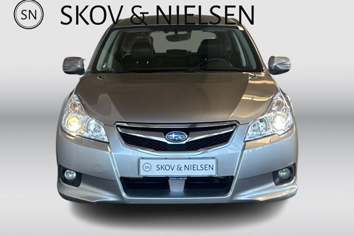 Sølv Subaru Legacy fra 2010 set udefra