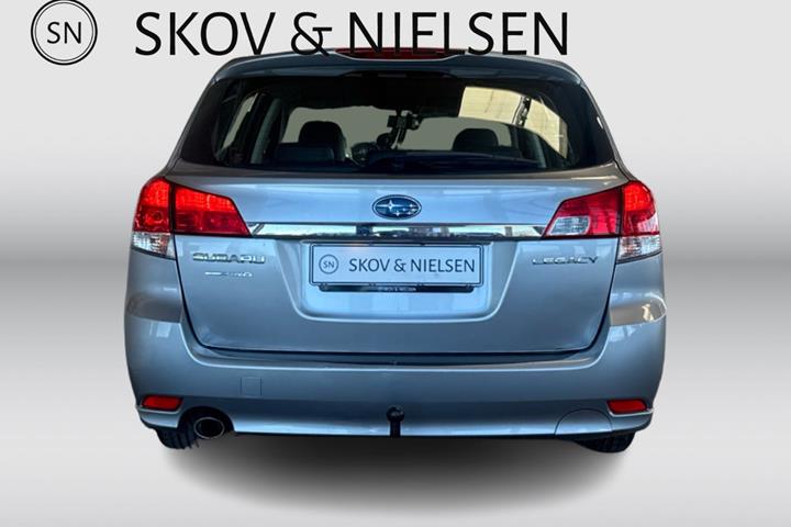Sølv Subaru Legacy fra 2010 set udefra