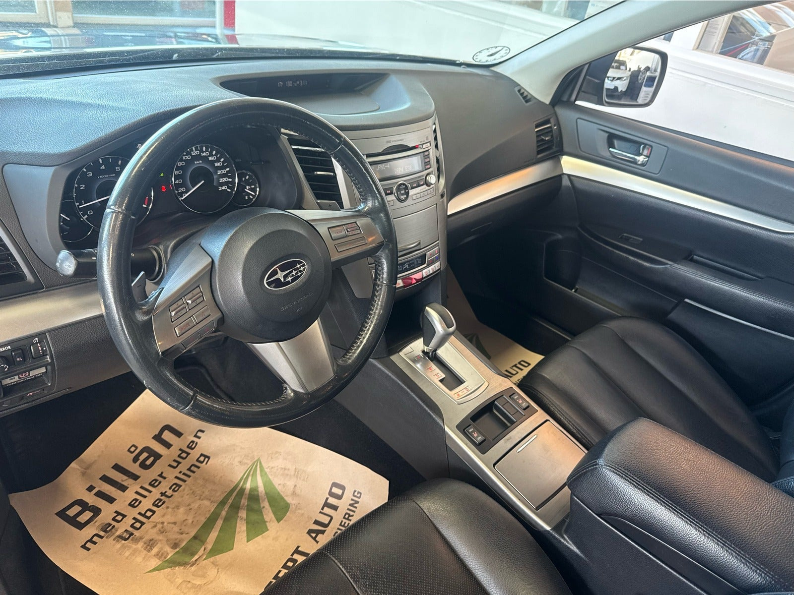 Sølv Subaru Legacy fra 2010 set indefra