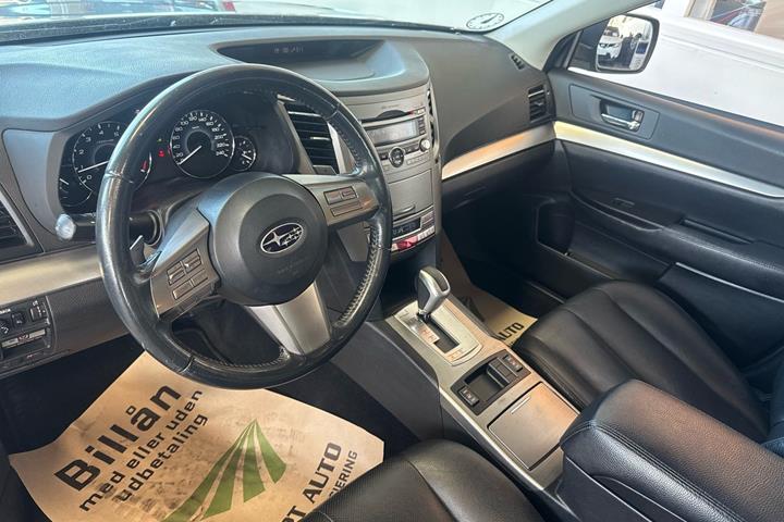 Sølv Subaru Legacy fra 2010 set indefra