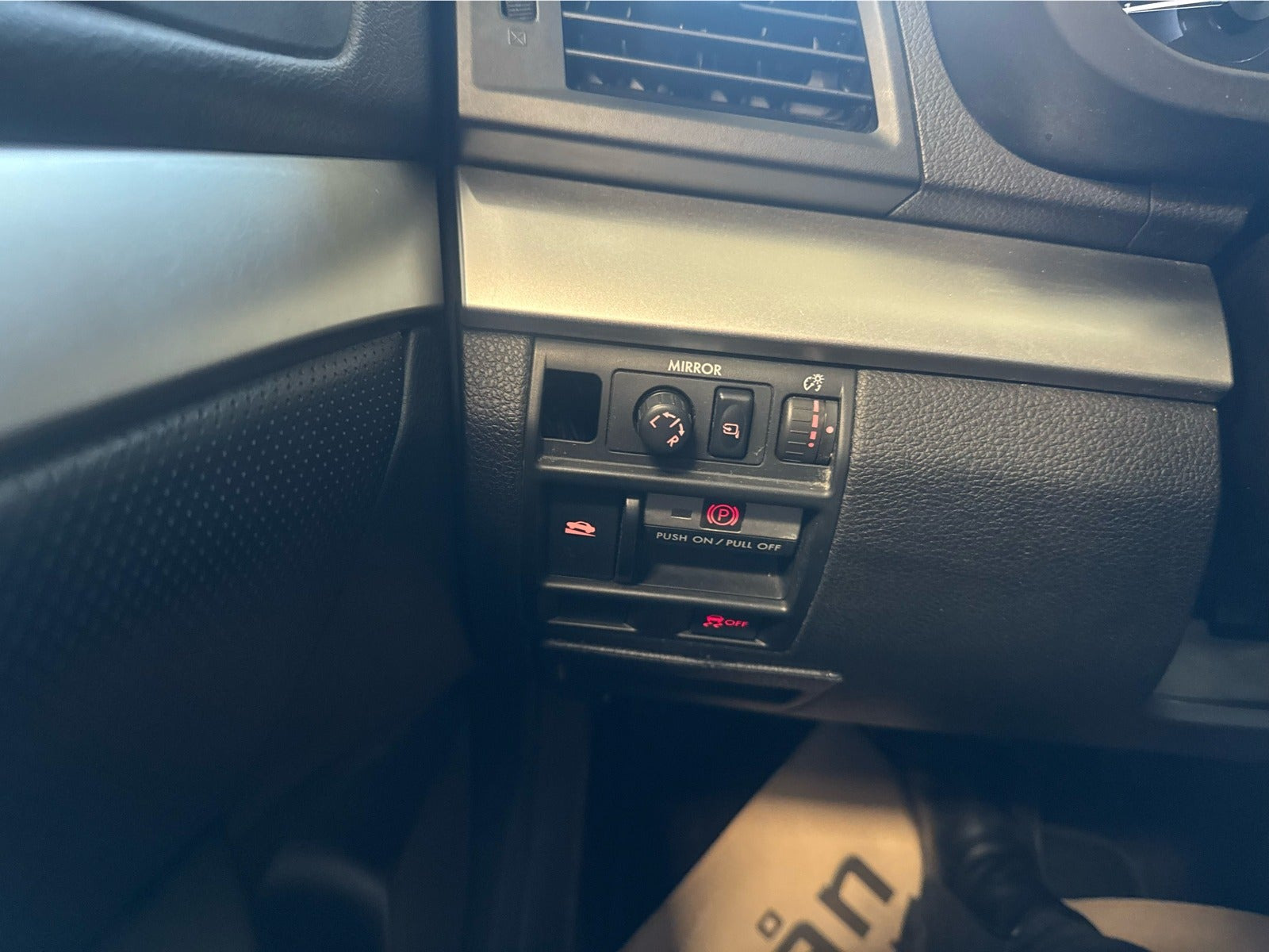 Sølv Subaru Legacy fra 2010 set indefra