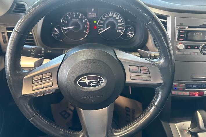 Sølv Subaru Legacy fra 2010