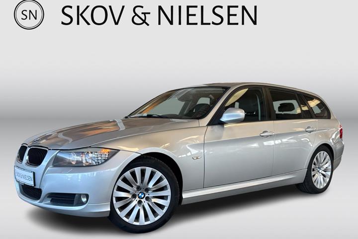 Sølv BMW 320d fra 2010 set udefra