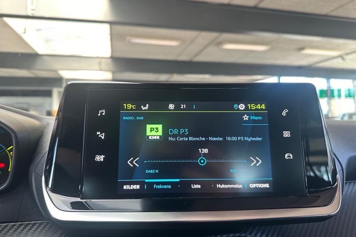 Rød Peugeot e-208 fra 2021