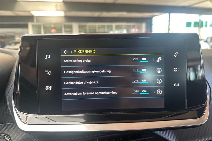 Rød Peugeot e-208 fra 2021