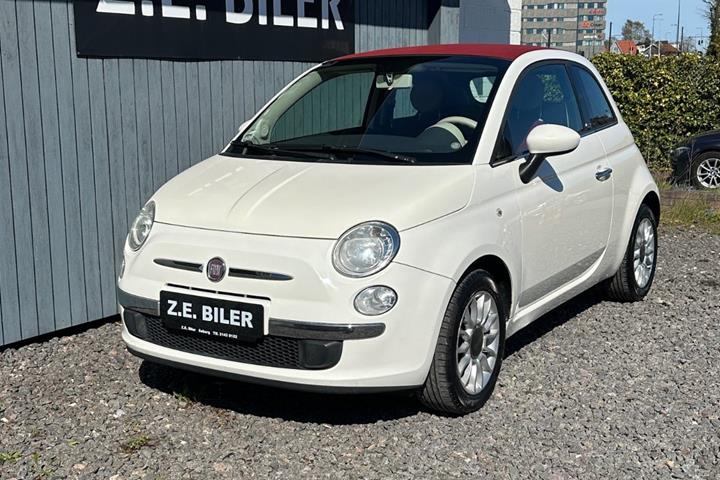 Rød Fiat 500C fra 2010 set udefra
