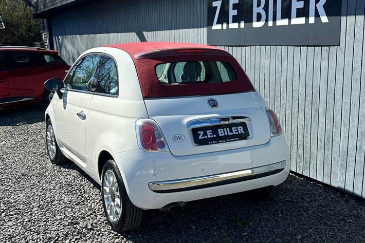 Rød Fiat 500C fra 2010