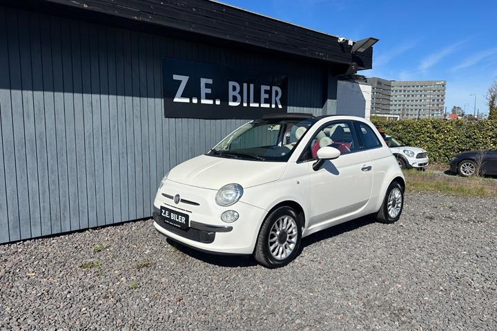 Rød Fiat 500C fra 2010