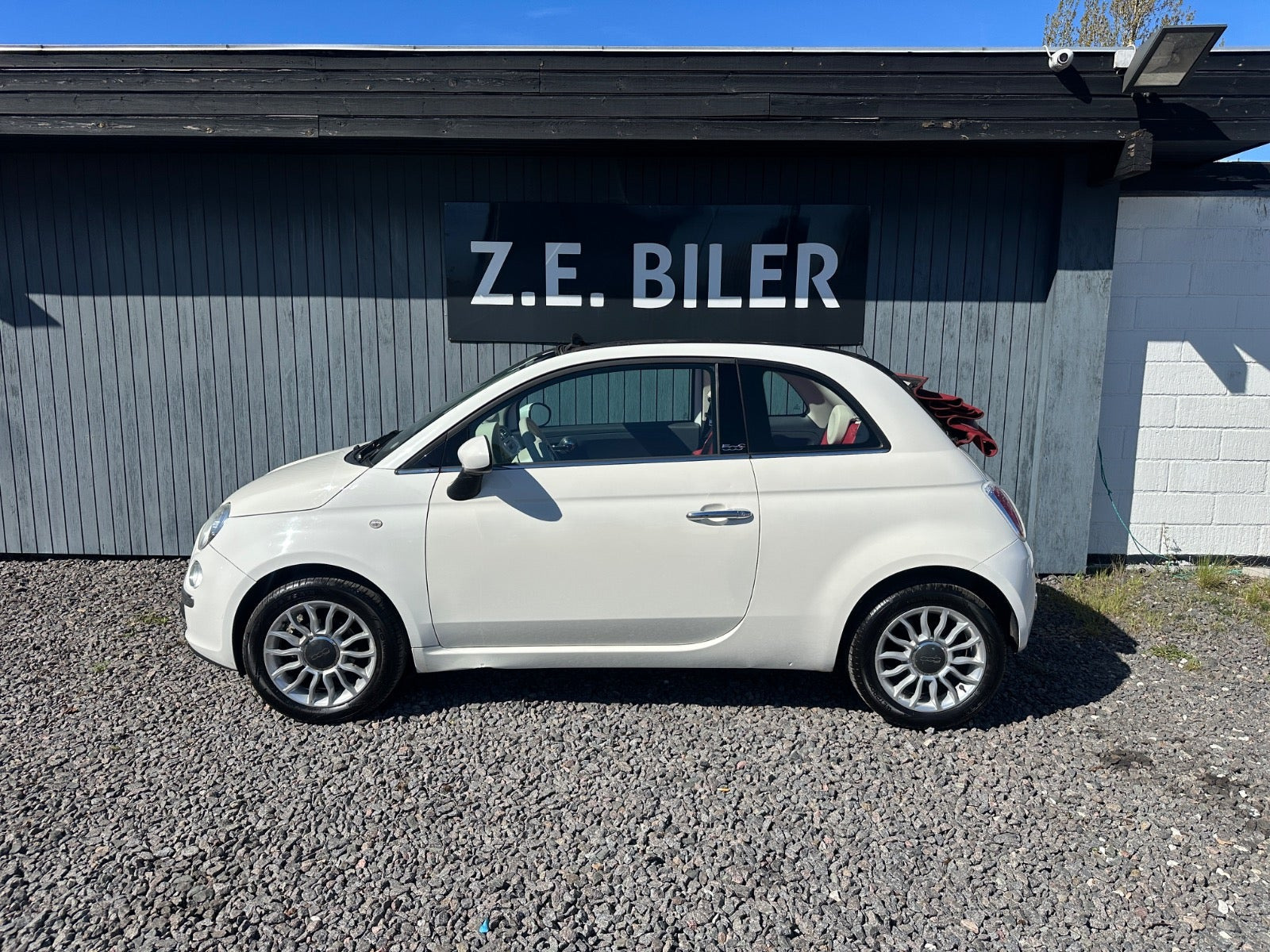 Rød Fiat 500C fra 2010