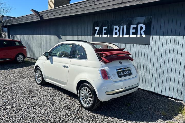 Rød Fiat 500C fra 2010