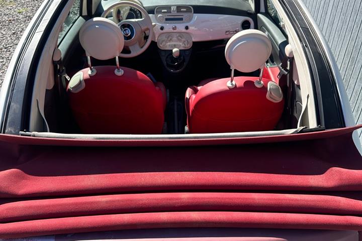 Rød Fiat 500C fra 2010