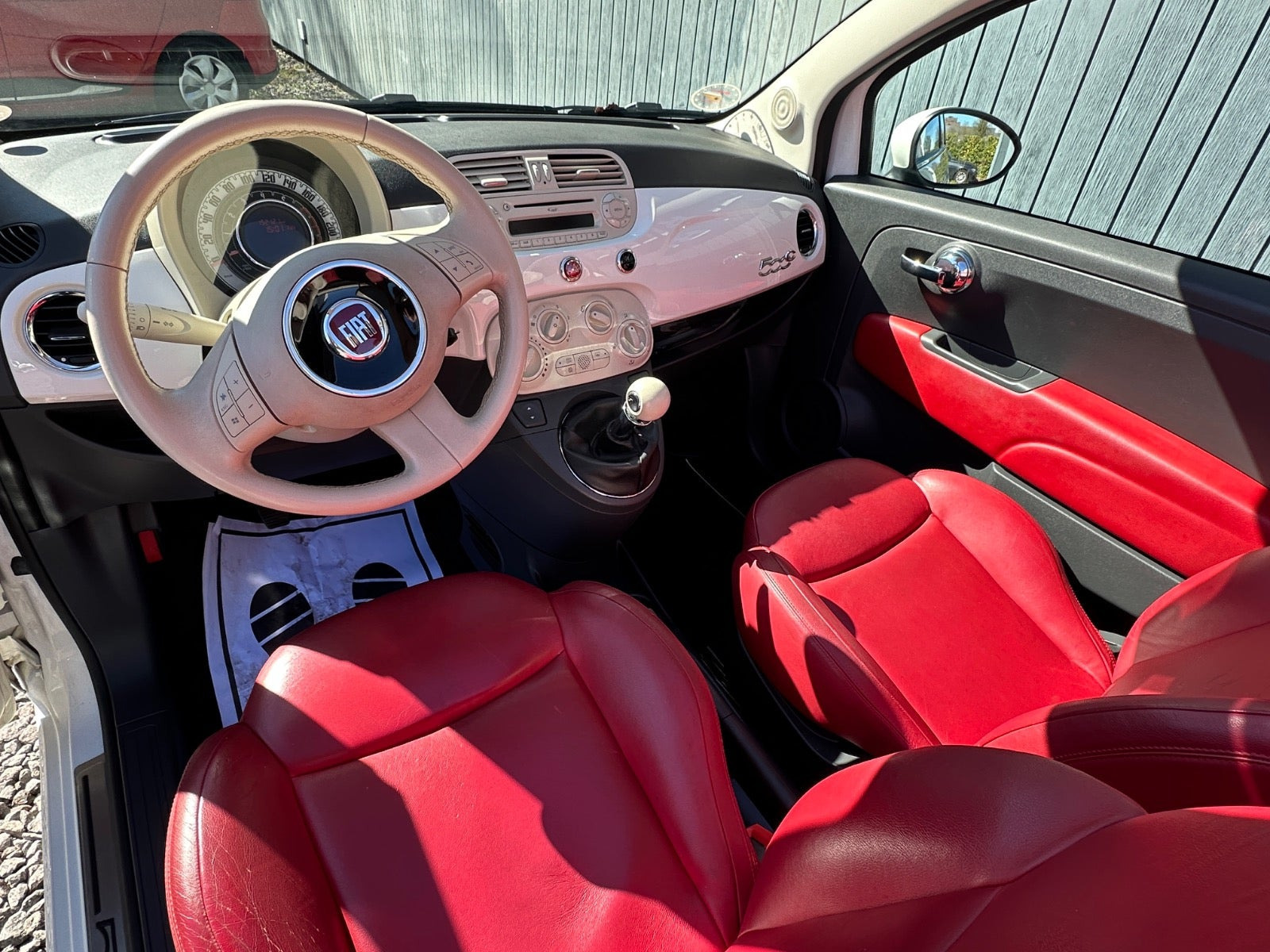 Rød Fiat 500C fra 2010