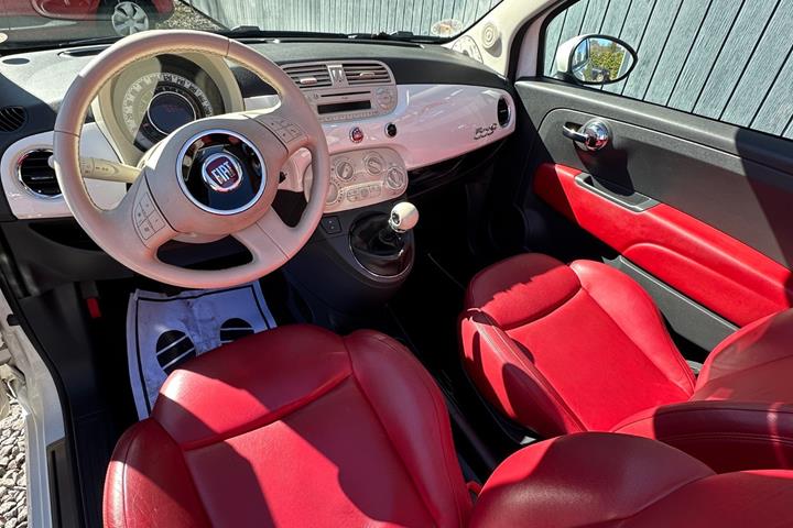 Rød Fiat 500C fra 2010