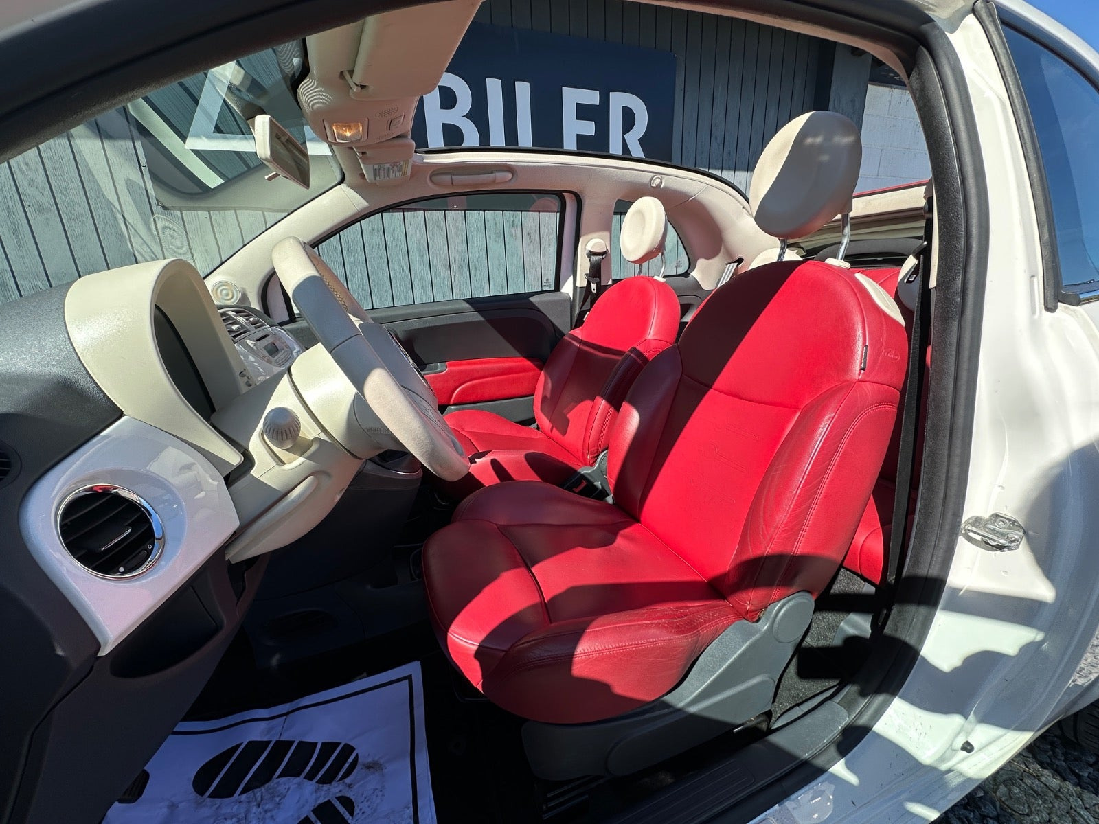 Rød Fiat 500C fra 2010
