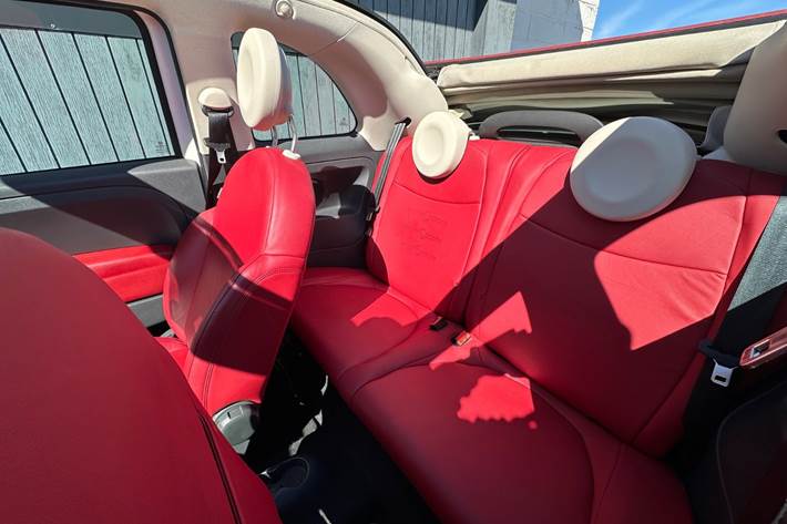 Rød Fiat 500C fra 2010