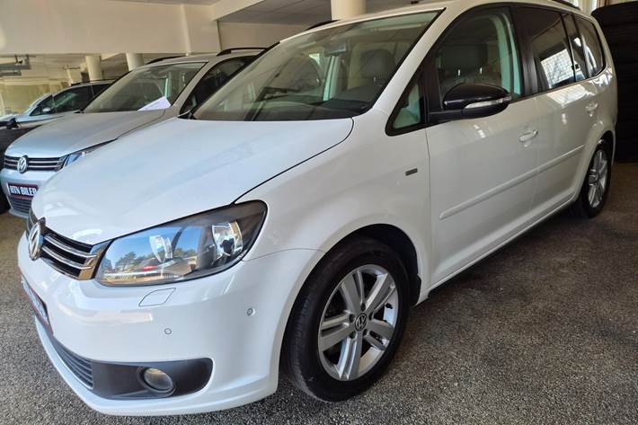 Hvid VW Touran fra 2013