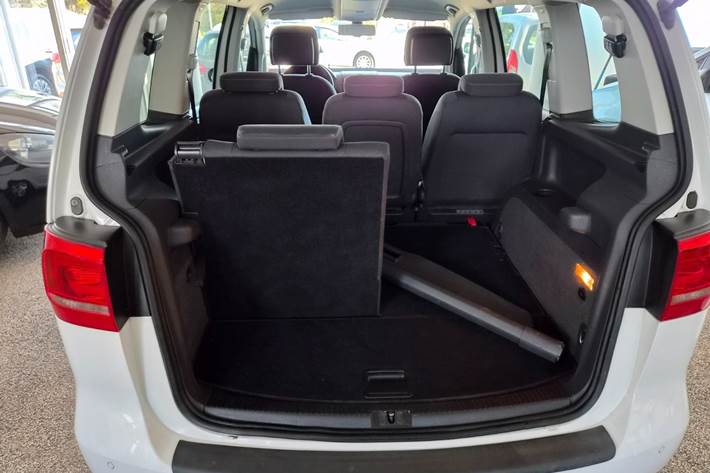 Hvid VW Touran fra 2013