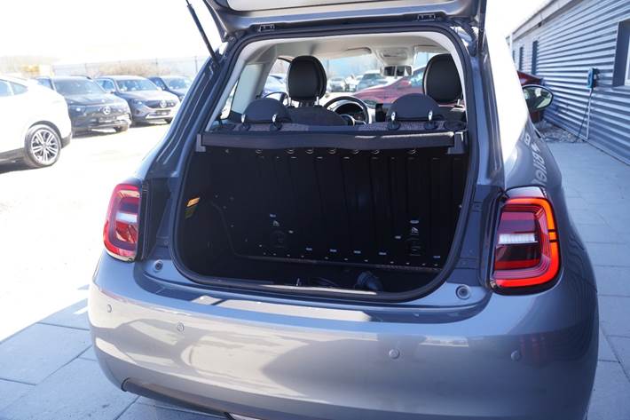 Grå Fiat 500e fra 2022