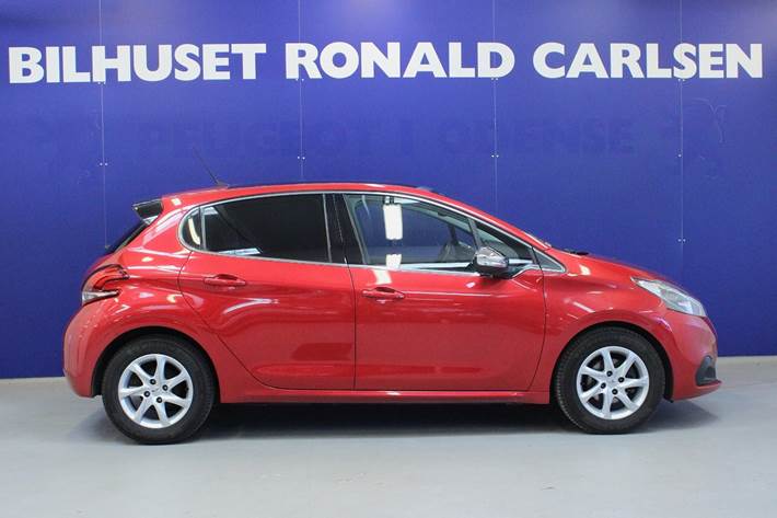 Rød Peugeot 208 fra 2019