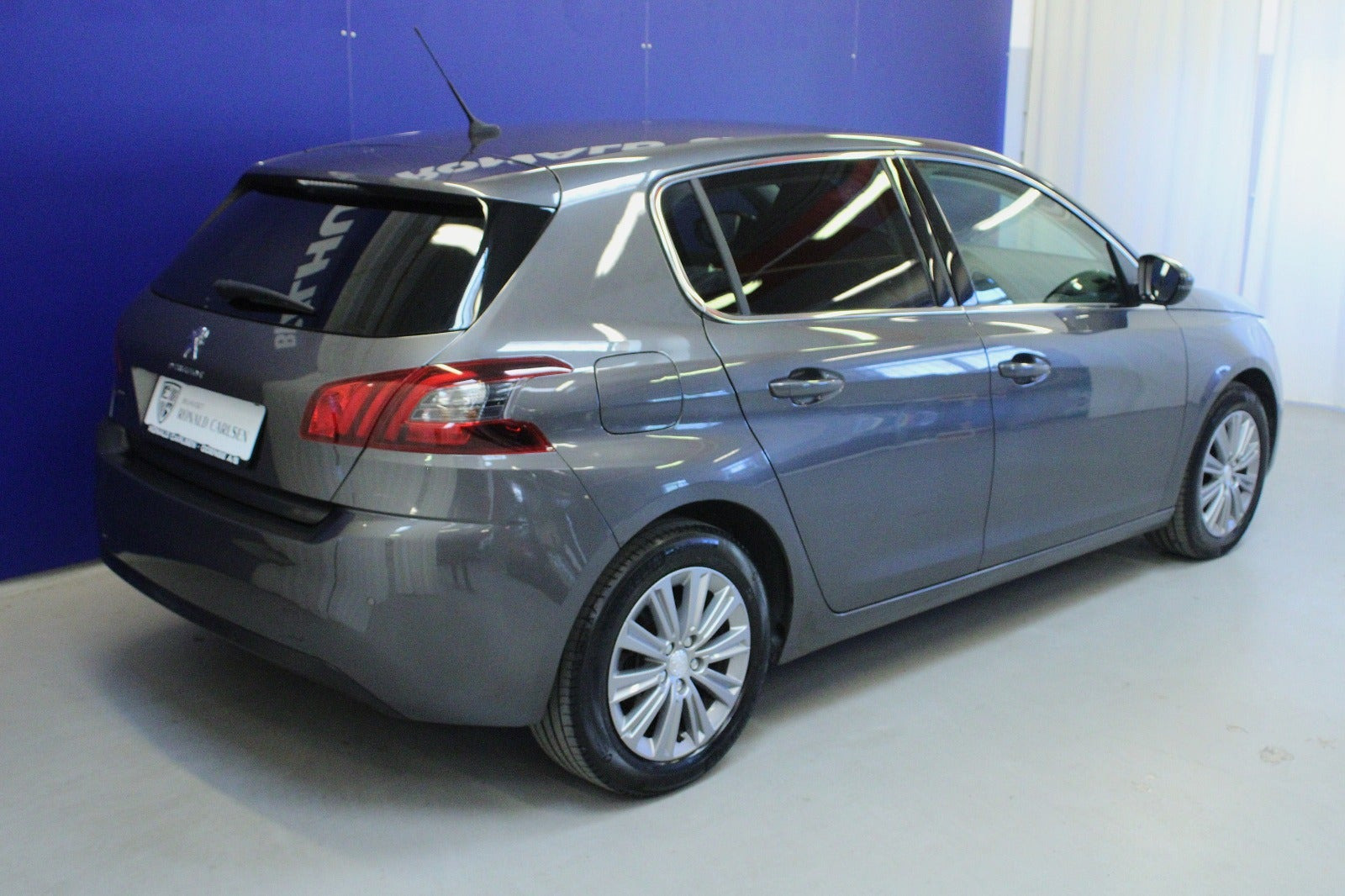 Grå Peugeot 308 fra 2021