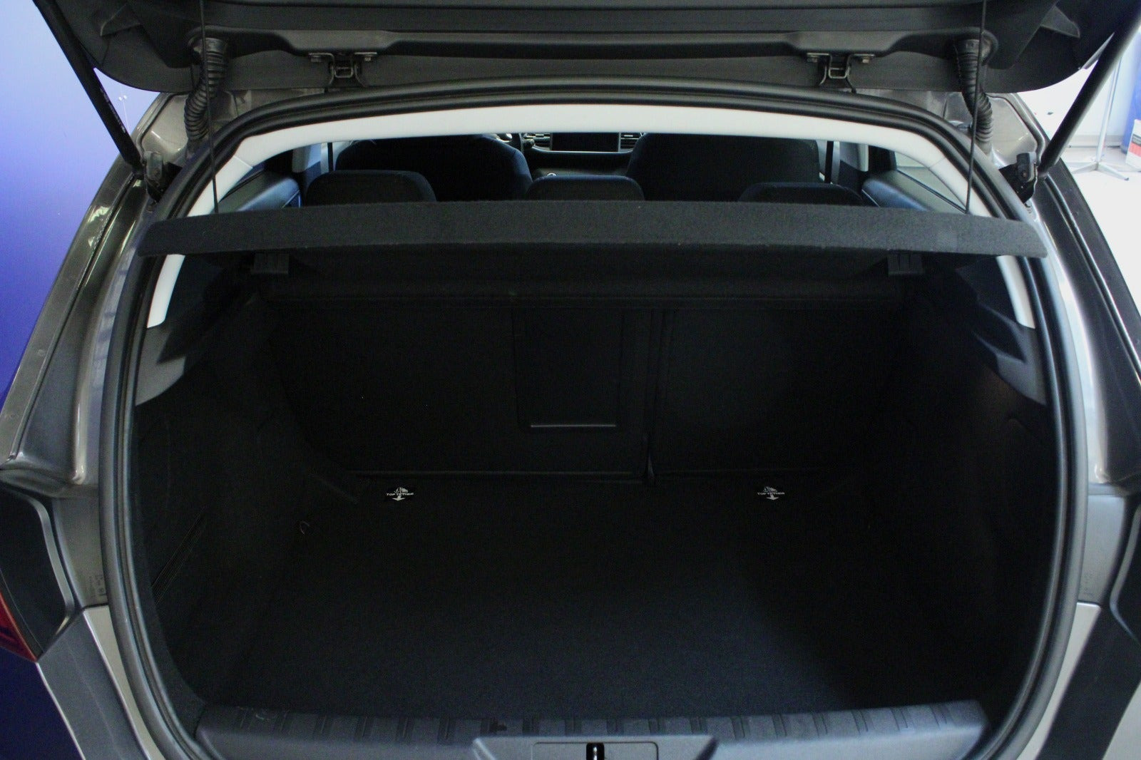 Grå Peugeot 308 fra 2021