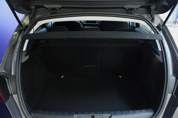 Grå Peugeot 308 fra 2021