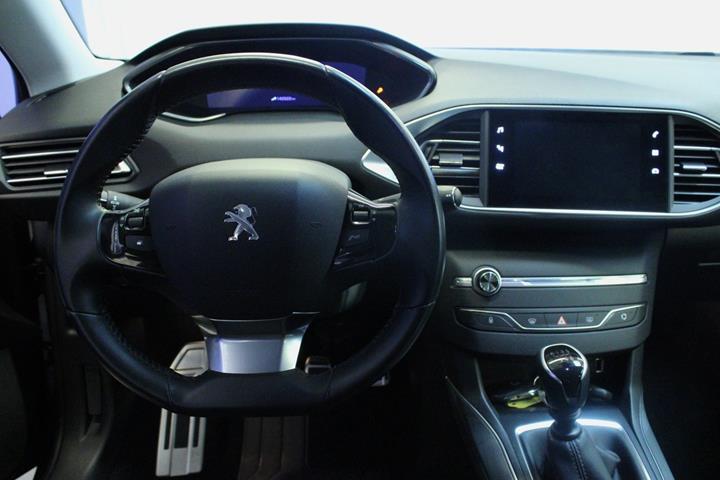 Grå Peugeot 308 fra 2021