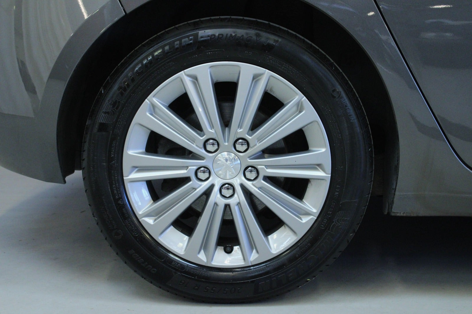 Grå Peugeot 308 fra 2021