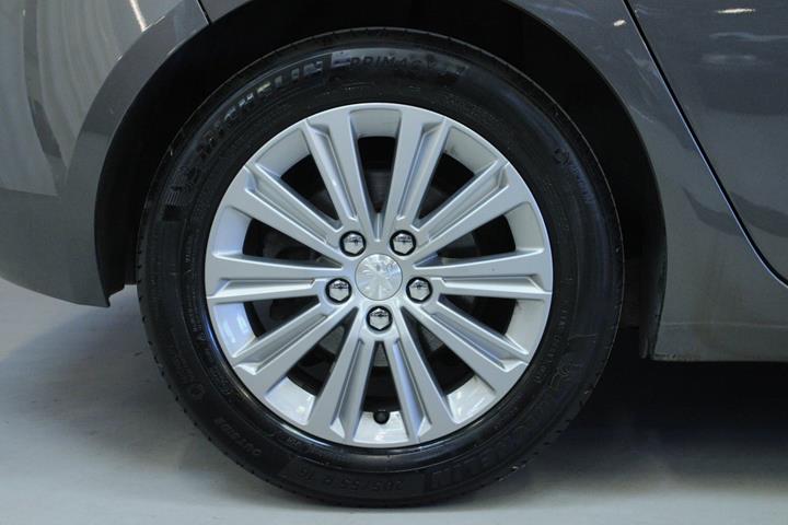 Grå Peugeot 308 fra 2021