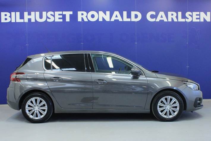 Grå Peugeot 308 fra 2021