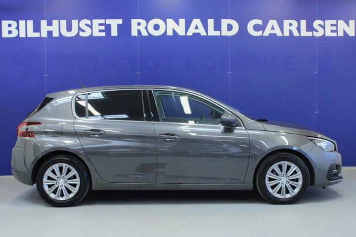 Grå Peugeot 308 fra 2021