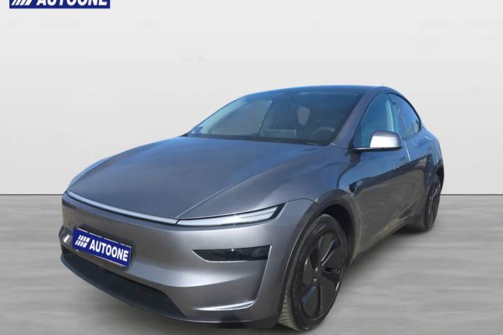 Grå Tesla Model Y fra 2025