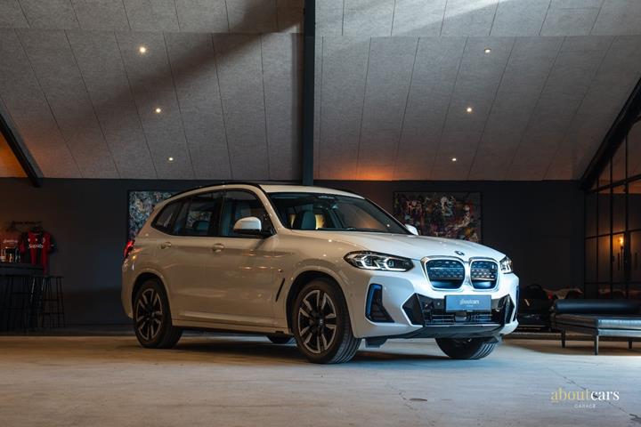 Hvid BMW iX3 fra 2023 set udefra
