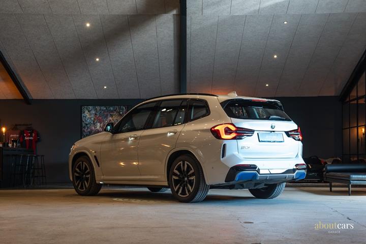 Hvid BMW iX3 fra 2023