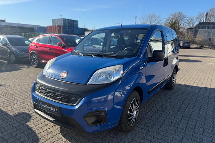 Blå Fiat Qubo fra 2017 set udefra