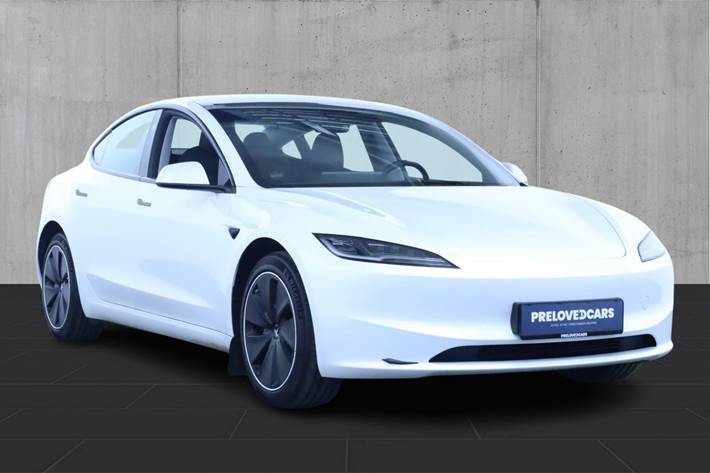 Hvid Tesla Model 3 fra 2025