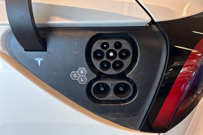 Hvid Tesla Model 3 fra 2025