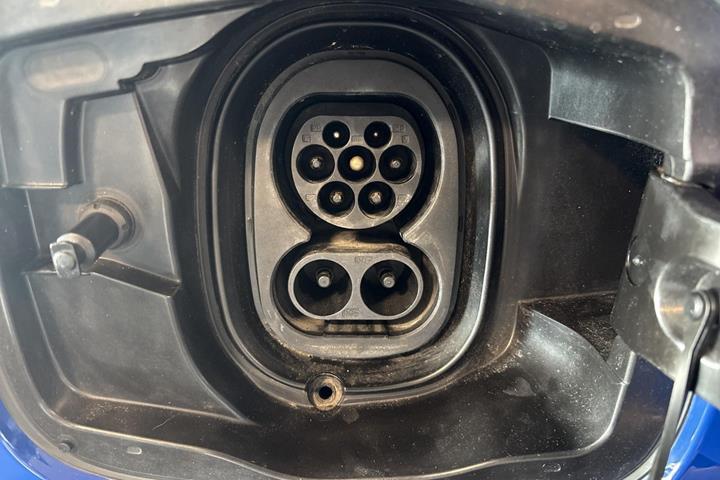Blå Skoda Enyaq fra 2021