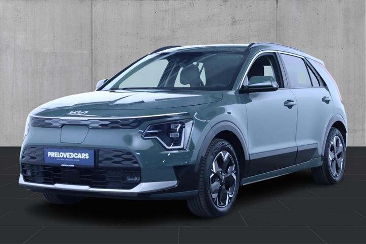 Grøn Kia Niro fra 2024 set udefra