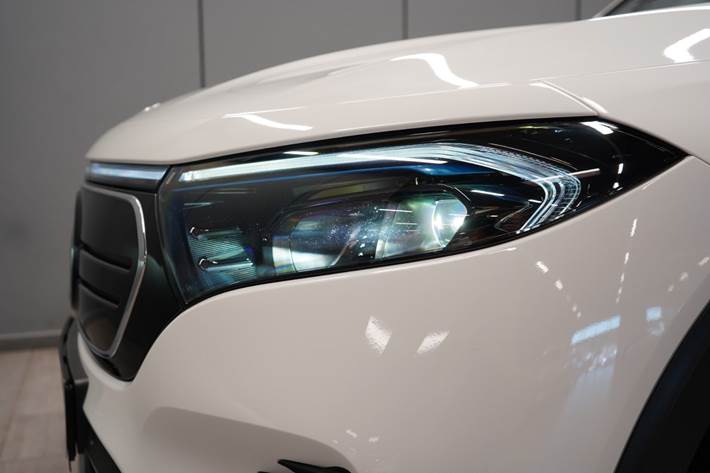 Hvid Mercedes EQB250 fra 2023