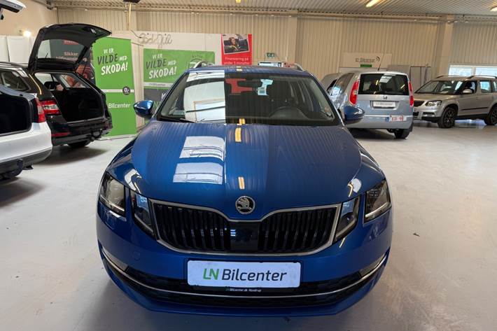 Blå Skoda Octavia fra 2018