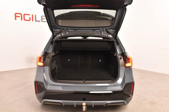 Grå BMW iX1 fra 2023