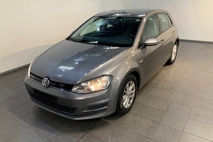 Grå VW Golf VII fra 2016 set udefra