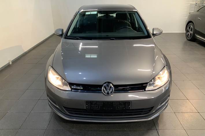 Grå VW Golf VII fra 2016