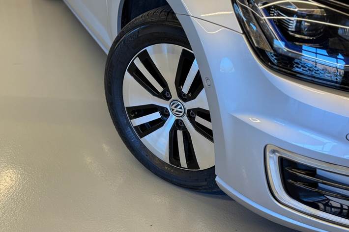 Sølv VW e-Golf VII fra 2019