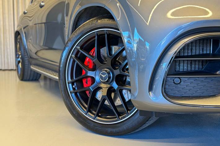 Grå Mercedes GLE63 fra 2022